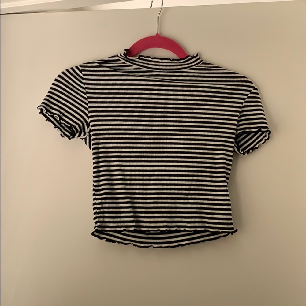 Right but soft black and white t shirt
